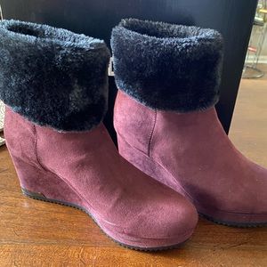 DKNY Women’s Bordix/Black Sz 8 Faux Suede Upper Wedge Bootie Like New Bordix